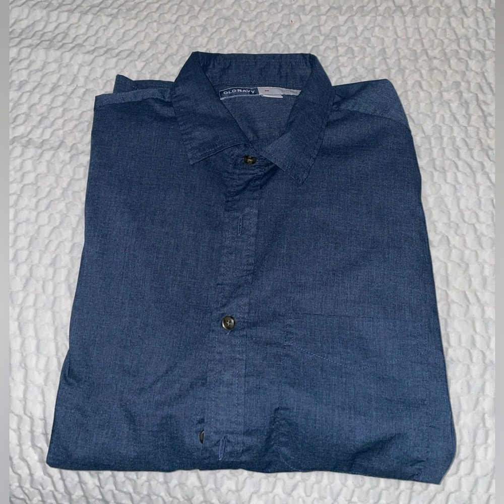 Old Navy Men's regular fit Button-Down Shirt, size M
